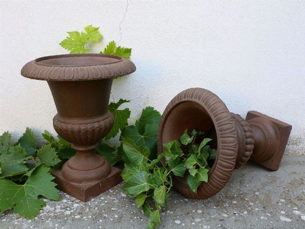 Coppia di vasi da giardino in ghisa  - Asta Stile toscano: curiosit da una residenza di campagna - Associazione Nazionale - Case d'Asta italiane