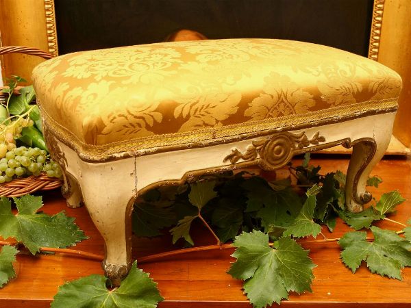 Poggiapiedi in legno laccato bianco e dorato  - Asta Stile toscano: curiosit da una residenza di campagna - Associazione Nazionale - Case d'Asta italiane