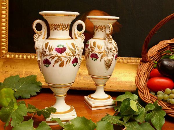 Coppia di piccoli vasi ad anfora in porcellana  - Asta Stile toscano: curiosit da una residenza di campagna - Associazione Nazionale - Case d'Asta italiane