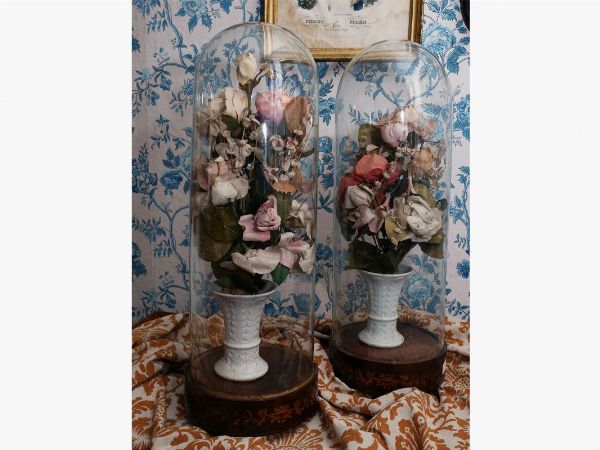 Coppia di trionfi di fiori in tessuto  - Asta Stile toscano: curiosit da una residenza di campagna - Associazione Nazionale - Case d'Asta italiane
