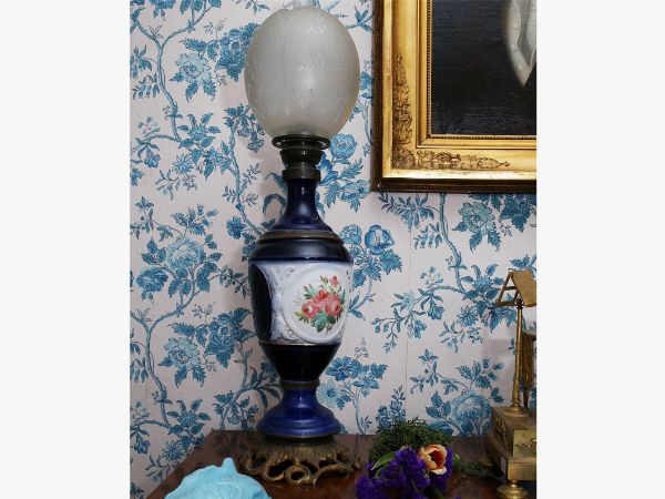 Lume ad olio in porcellana  - Asta Stile toscano: curiosit da una residenza di campagna - Associazione Nazionale - Case d'Asta italiane