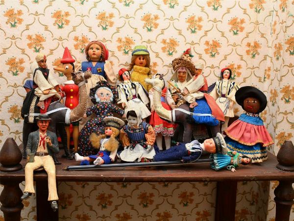 Miscellanea di piccole bambole souvenir  - Asta Stile toscano: curiosit da una residenza di campagna - Associazione Nazionale - Case d'Asta italiane