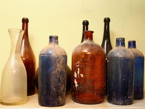 Raccolta di bottiglie d'epoca in vetro colorato  - Asta Stile toscano: curiosit da una residenza di campagna - Associazione Nazionale - Case d'Asta italiane