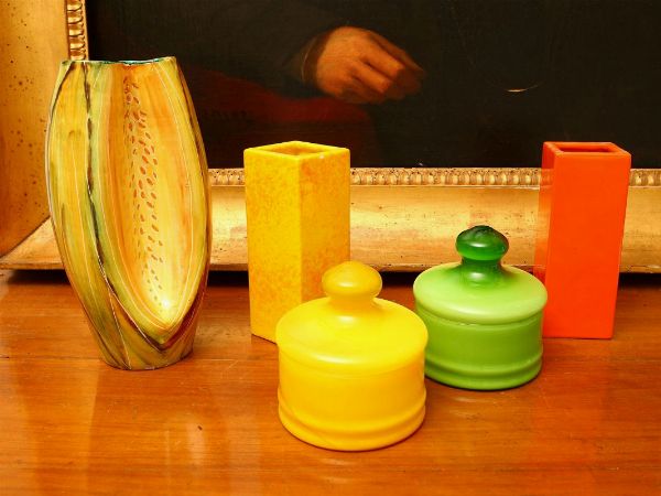 Lotto di vasi colorati in ceramica e vetro  - Asta Stile toscano: curiosit da una residenza di campagna - Associazione Nazionale - Case d'Asta italiane