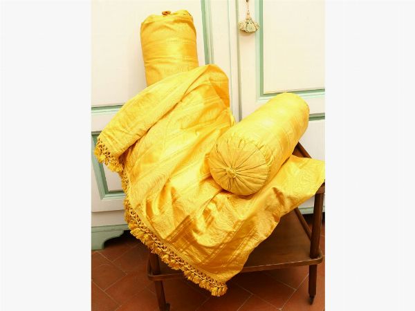Copriletto in moir di seta rigato giallo oro  - Asta Stile toscano: curiosit da una residenza di campagna - Associazione Nazionale - Case d'Asta italiane