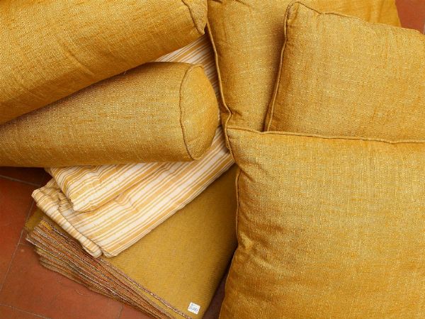 Miscellanea di tessuti nei toni del giallo utilizzabili per un divano  - Asta Stile toscano: curiosit da una residenza di campagna - Associazione Nazionale - Case d'Asta italiane