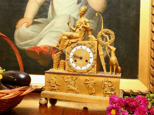 Orologio da mensola in bronzo dorato  - Asta Stile toscano: curiosit da una residenza di campagna - Associazione Nazionale - Case d'Asta italiane