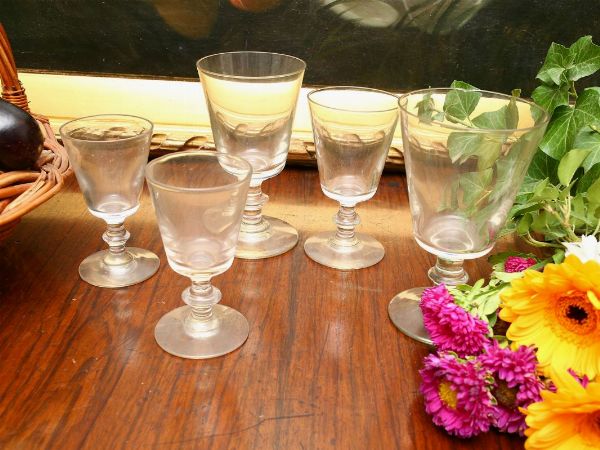 Servito di bicchieri in vetro soffiato  - Asta Stile toscano: curiosit da una residenza di campagna - Associazione Nazionale - Case d'Asta italiane