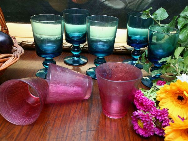 Servito di bicchieri in vetro soffiato color pavone  - Asta Stile toscano: curiosit da una residenza di campagna - Associazione Nazionale - Case d'Asta italiane