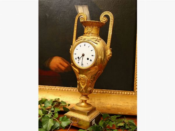 Orologio da tavolo in bronzo dorato  - Asta Stile toscano: curiosit da una residenza di campagna - Associazione Nazionale - Case d'Asta italiane
