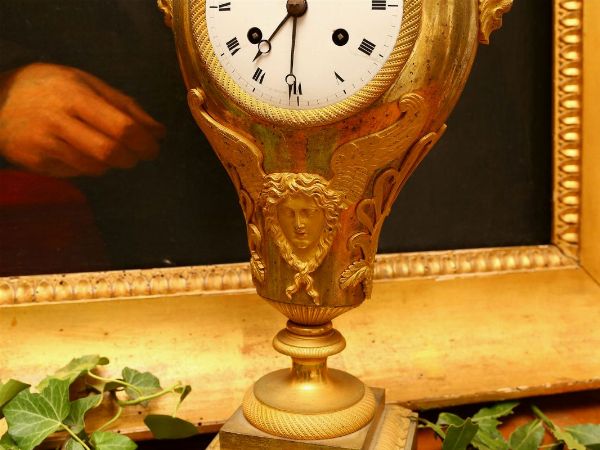Orologio da tavolo in bronzo dorato  - Asta Stile toscano: curiosit da una residenza di campagna - Associazione Nazionale - Case d'Asta italiane