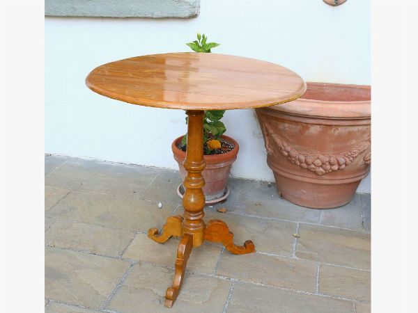 Tavolino da appoggio in ciliegio  - Asta Stile toscano: curiosit da una residenza di campagna - Associazione Nazionale - Case d'Asta italiane
