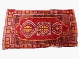 Tre tappeti caucasici di vecchia manifattura  - Asta Stile toscano: curiosit da una residenza di campagna - Associazione Nazionale - Case d'Asta italiane