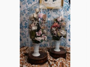 Coppia di trionfi di fiori in tessuto  - Asta Stile toscano: curiosit da una residenza di campagna - Associazione Nazionale - Case d'Asta italiane
