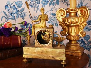 Piccolo orologio da tavolo in bronzo dorato  - Asta Stile toscano: curiosit da una residenza di campagna - Associazione Nazionale - Case d'Asta italiane