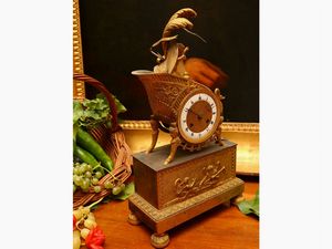 Piccolo orologio da tavolo in bronzo dorato  - Asta Stile toscano: curiosit da una residenza di campagna - Associazione Nazionale - Case d'Asta italiane