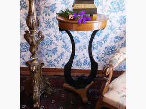 Tavolino a lira in noce e legno ebanizzato  - Asta Stile toscano: curiosit da una residenza di campagna - Associazione Nazionale - Case d'Asta italiane