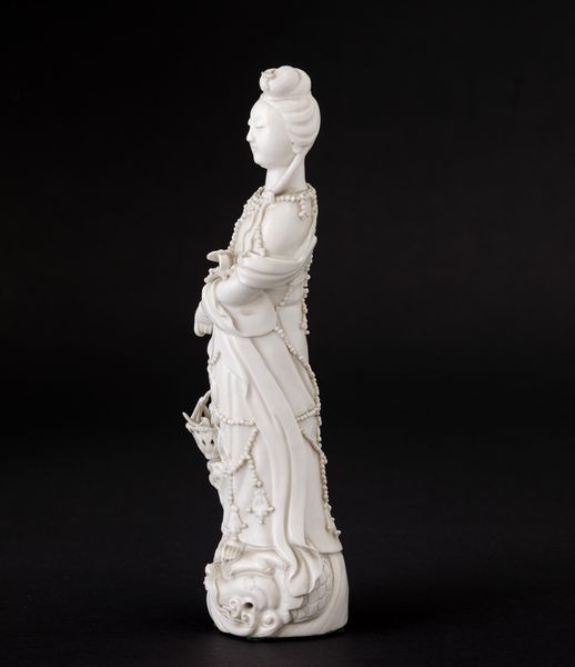 Figura di Guanyin con cestino in porcellana Blanc de Chine, Cina, XX secolo  - Asta Arte Orientale | Cambi Time - Associazione Nazionale - Case d'Asta italiane