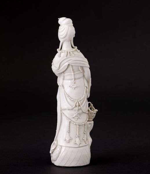 Figura di Guanyin con cestino in porcellana Blanc de Chine, Cina, XX secolo  - Asta Arte Orientale | Cambi Time - Associazione Nazionale - Case d'Asta italiane