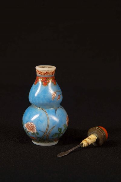 Snuff bottle a doppia zucca in vetro dipinto con decori floreali, Cina, Dinastia Qing, XIX secolo  - Asta Arte Orientale | Cambi Time - Associazione Nazionale - Case d'Asta italiane