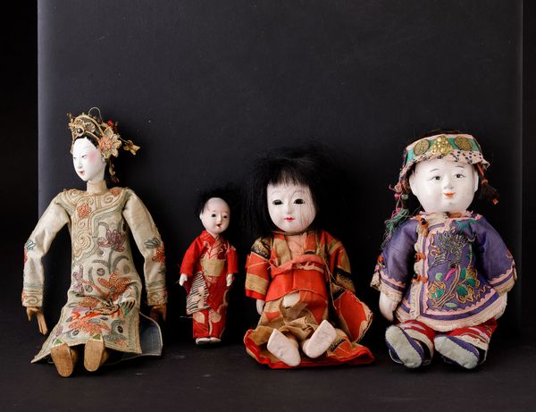 Lotto composto da quattro bambole in porcellana e tessuto, Cina, XX secolo  - Asta Arte Orientale | Cambi Time - Associazione Nazionale - Case d'Asta italiane