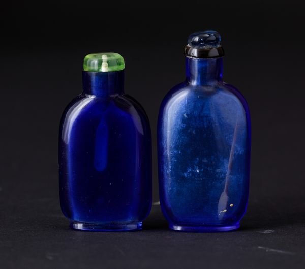 Due snuff bottles in vetro blu, Cina, Dinastia Qing, XIX secolo  - Asta Arte Orientale | Cambi Time - Associazione Nazionale - Case d'Asta italiane