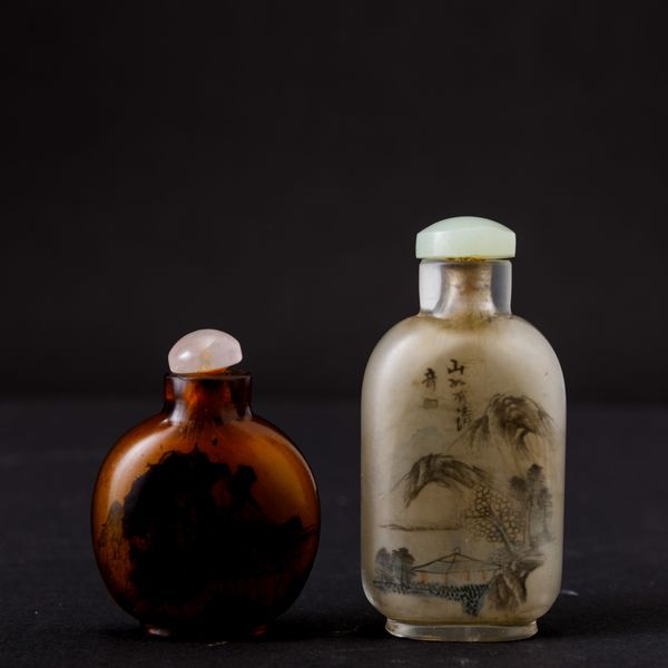 Due snuff bottles in vetro dipinto raffiguranti paesaggi con iscrizioni, Cina, Dinastia Qing, XIX secolo  - Asta Arte Orientale | Cambi Time - Associazione Nazionale - Case d'Asta italiane