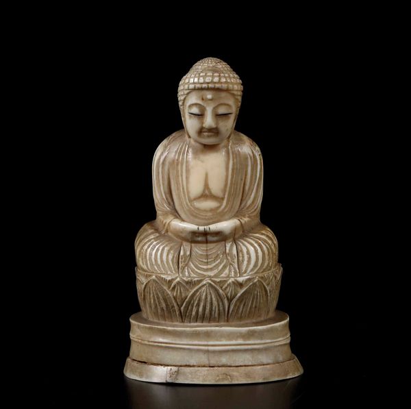 Figura di Buddha Amitayus seduto su fiore di loto scolpito in avorio, Cina, inizi XX secolo  - Asta Arte Orientale | Cambi Time - Associazione Nazionale - Case d'Asta italiane