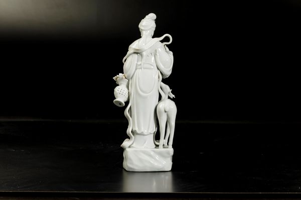 Figura di fanciulla con cerbiatto in porcellana Blanc de Chine, Cina, XX secolo  - Asta Arte Orientale | Cambi Time - Associazione Nazionale - Case d'Asta italiane