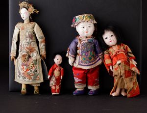 Lotto composto da quattro bambole in porcellana e tessuto, Cina, XX secolo  - Asta Arte Orientale | Cambi Time - Associazione Nazionale - Case d'Asta italiane