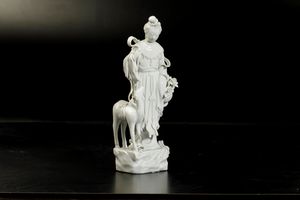 Figura di fanciulla con cerbiatto in porcellana Blanc de Chine, Cina, XX secolo  - Asta Arte Orientale | Cambi Time - Associazione Nazionale - Case d'Asta italiane