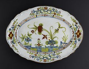MANIFATTURA DI FAENZA - Piatto in ceramica con decorazioni floreali.