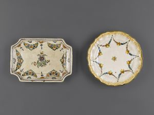 MANIFATTURA DI FAENZA - Coppia di piatti in maiolica con decorazioni floreali.