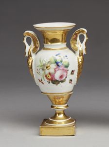 MANIFATTURA DEL XIX SECOLO - Vasetto in porcellana policroma e parzialmente dorata con figura femminile e decorazioni floreali.