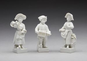 MANIFATTURA DI CAPODIMONTE DEL XIX SECOLO - Tre figurine in porcellana bianca.