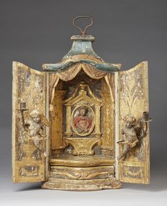 MANIFATTURA ITALIANA DEL XVIII SECOLO - Tabernacolo a due ante in legno scolpito, parzialmente dorato e dipinto.