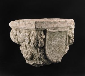 MANIFATTURA DEL XVI SECOLO - Capitello in pietra scolpito con stemma e decorazioni vegetali.