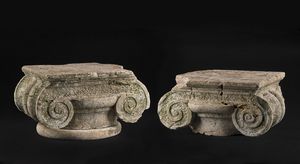 MANIFATTURA DEL XVI SECOLO - Coppia di capitelli ionici in pietra.