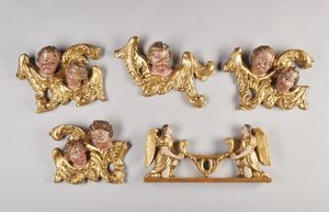 MANIFATTURA DEL XVIII SECOLO - Gruppo di cinque angioletti in legno policromo e parzialmente dorato.