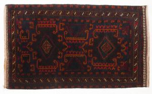 BELUCISTAN - Tappeto in lana con decorazioni geometriche.