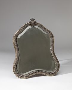 ARGENTIERE DEL XIX-XX SECOLO - Specchiera in argento cesellato con stemma nobiliare della famiglia Bulgarini di Firenze.