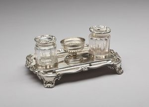 ARGENTIERE INGLESE DEL XIX SECOLO - Calamaio in argento e cristallo con decorazioni fitomorfe, poggiante su piedi a ricciolo.