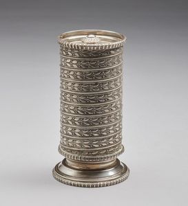 ARGENTIERE DEL XIX SECOLO - Oggetto in argento, corpo cilindrico con decorazione fitomorfa a spirale.