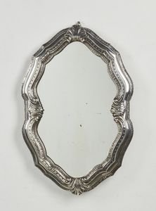 ARGENTIERE DEL XX SECOLO - Specchio con cornice in metallo argentato decorato.