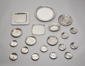 ARGENTIERE DEL XX SECOLO - Lotto composto da cinque piccoli piatti e da 14 piattini in metallo argentato.