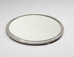 ARGENTIERE ITALIANO DEL XX SECOLO - Piano circolare a specchio con profilo in argento.
