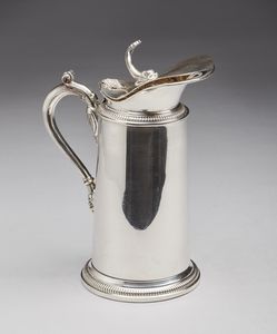 ARGENTIERE ITALIANO DEL XX SECOLO - Versatoio in argento con decorazione in forma di delfino sul coperchio.
