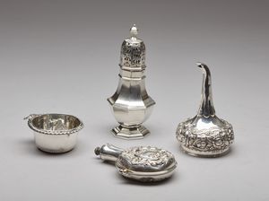 ARGENTIERE INGLESE DEL XIX-XX SECOLO - Gruppo di tre oggetti in argento.