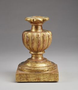 MANIFATTURA DEL XVIII SECOLO - Portapalma in legno dorato su base quadrata.