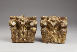 MANIFATTURA DEL XVIII SECOLO - Coppia di mezzi capitelli corinzi in legno dorato.